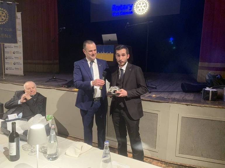 Nella foto il presidente del Rotary club di Cesena, Rocco De Lucia, e il relatore di ieri sera, il giovane socio Alberto Sensini