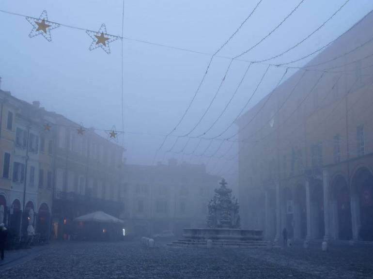 Piazza del Popolo, con la fontana del Masini, immersa nella nebbia. Foto di Marino Savoia