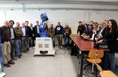Nella foto gli attori di Bottega Scuola 2022, con le imprese coinvolte e il dirigente dell’istituto Pascal-Comandini Postiglione attorno al braccio robotico che ha suscitato un grande interesse da parte degli studenti.