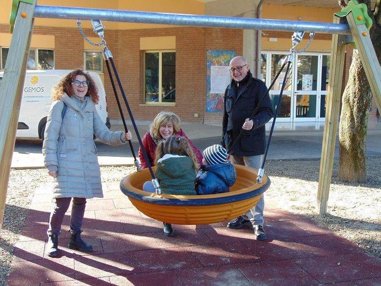 Nella foto: gli assessori Carmelina Labruzzo e Carlo Verona insieme alla maestra Marina Venturi e a due bambini 