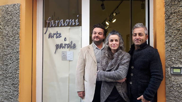 da sinistra, Giorgio Arcari, presidente associazione "Il Grafema", Angela Faraoni e il pittore e scultore cervese Stefano Zamagna