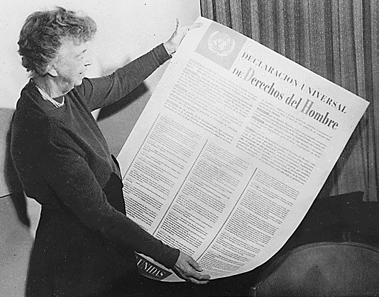 Foto di pubblico dominio: "Eleanor Roosevelt and United Nations Universal Declaration of Human Rights in Spanish text"
