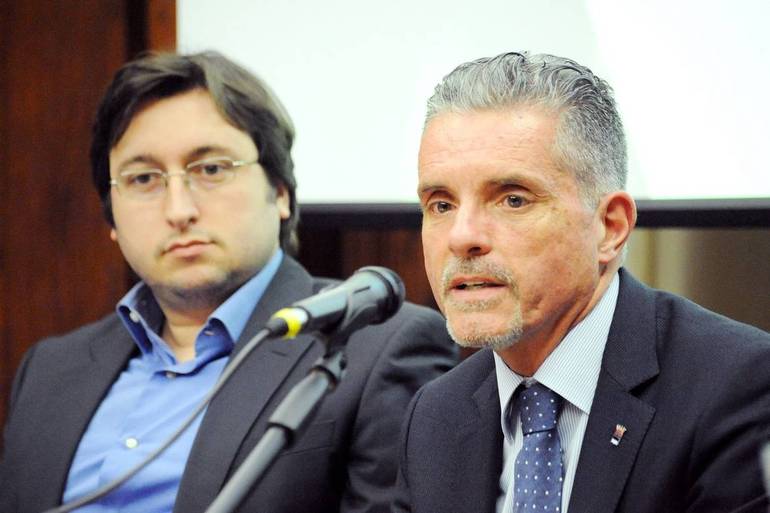 Da sinistra, il dottor Galassi e il sindaco Lucchi in conferenza stampa (Sandra e Urbano fotografi, Cesena)