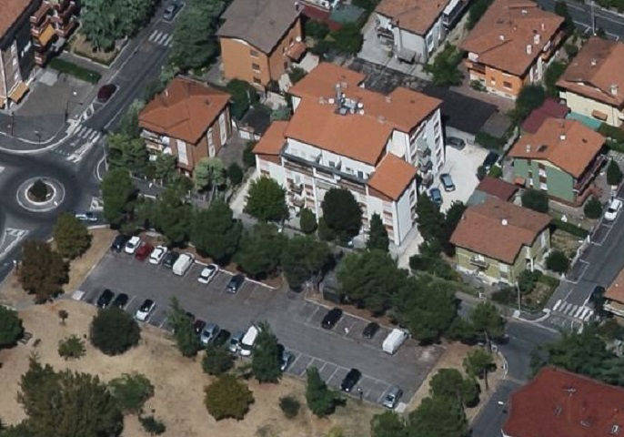 veduta aerea della palazzina al civico 323 di via Abruzzi (foto Bing)