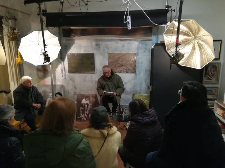 Nella foto, l'incontro del 23 febbraio con il poeta Stefano Simoncelli all'interno dello studio fotografico di Sandra e Urbano, a Cesena