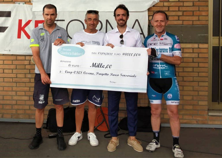 Asd cicloturismo Martorano ‘95 regala mille euro alla cooperativa sociale Cils in occasione del terzo Memorial Baldacci