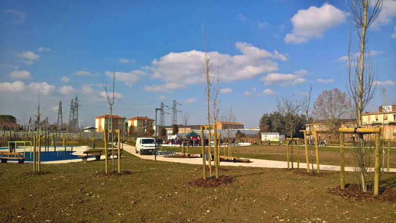 Vista del Parco Novello con i "palazzoni dei ferrovieri" sullo sfondo
