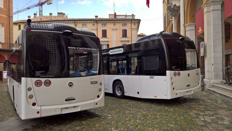 Nuovi autobus in piazza del Popolo a Cesena - Foto Archivio Corriere Cesenate