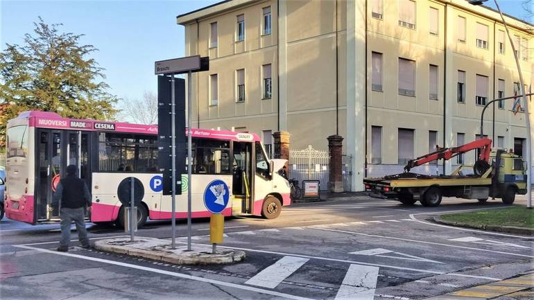 Autobus in panne in viale Carducci
