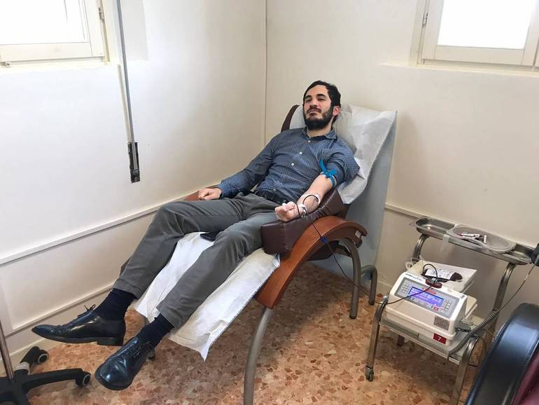 Il sindaco Enzo Lattuca mentre dona sangue all'Avis durante i giorni dell'emergenza sanitaria