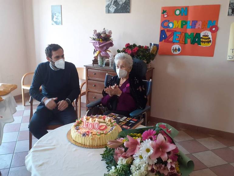 Nella foto il sindaco Enzo Lattuca porge il mazzo di fiori augurale ad Azelma Casadio.