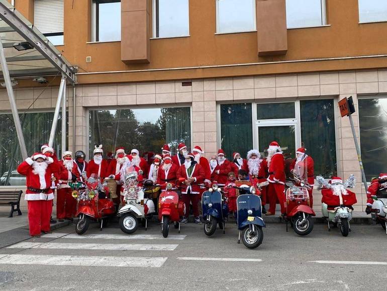 Babbo Natale in Vespa sbarca in mezzo ai bambini ricoverati 