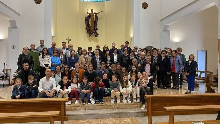 La foto di gruppo scattata al termine della Messa di questa mattina, a Bulgarnò