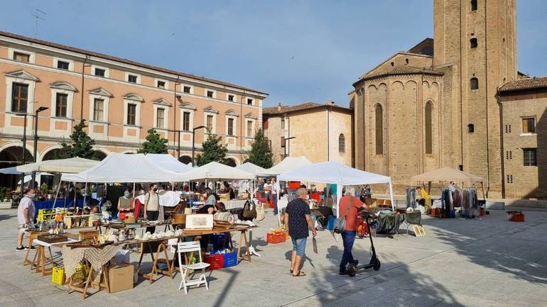 "C'era una volta..." e c'è oggi a Cesena il mercatino dedicato all'antiquariato