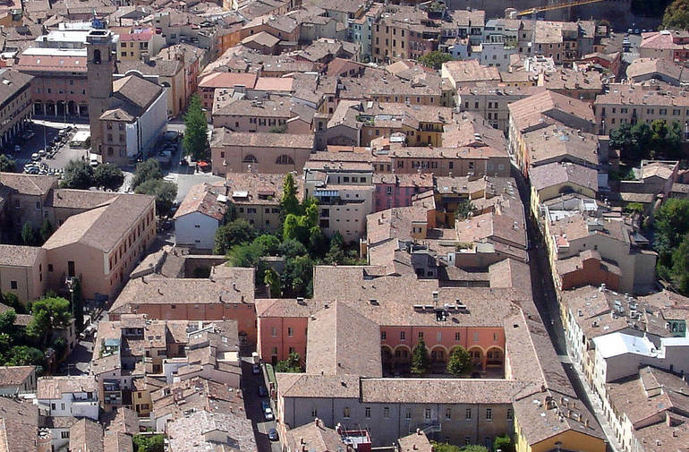 L'area tra il Palazzo del Ridotto, la Malatestiana, Boccaquattro e via Chiaramonti, una delle zone interessate dai nuovi provvedimenti - Foto Mariggiò