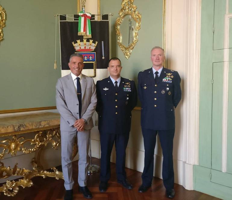Il sindaco di Cesena Paolo Lucchi con il nuovo comandante, il colonnello Diego Sismondini, al centro. A destra, il predecessore, il colonnello Tomaso Invrea