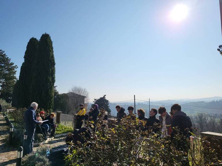 il medico e poeta Franco Casadei sulla terrazza davanti alla Basilica del Monte con i ragazzi di 5ª A del Liceo scientifico sportivo ed europeo “Almerici” di Cesena