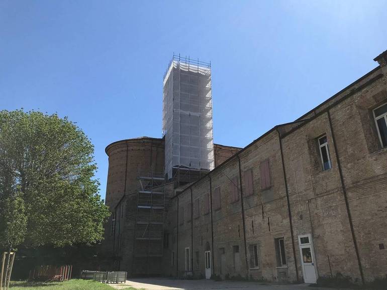 Nella foto, il campanile di San Domenico imbragato