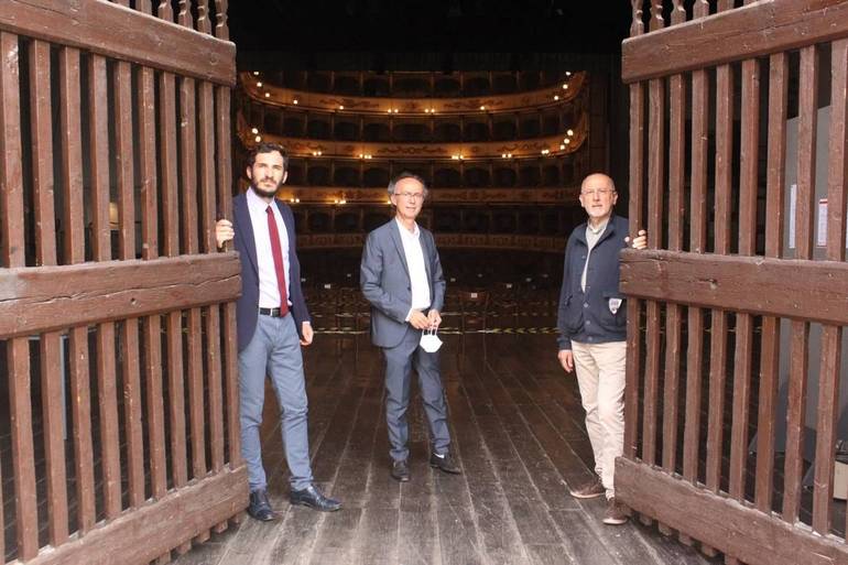 Da sinistra, il sindaco Enzo Lattuca, il direttore del teatro "Bonci" Franco Pollini e l'assessore alla cultura Carlo Verona