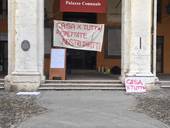 "Casa per tutti" è la richiesta che campeggia davanti all'ingresso del Comune di Cesena 