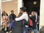 Nella foto il babbo di Antonio, Andrea, in uno dei tantissimi abbraccia scambiati oggi davanti alla stazione ferroviaria