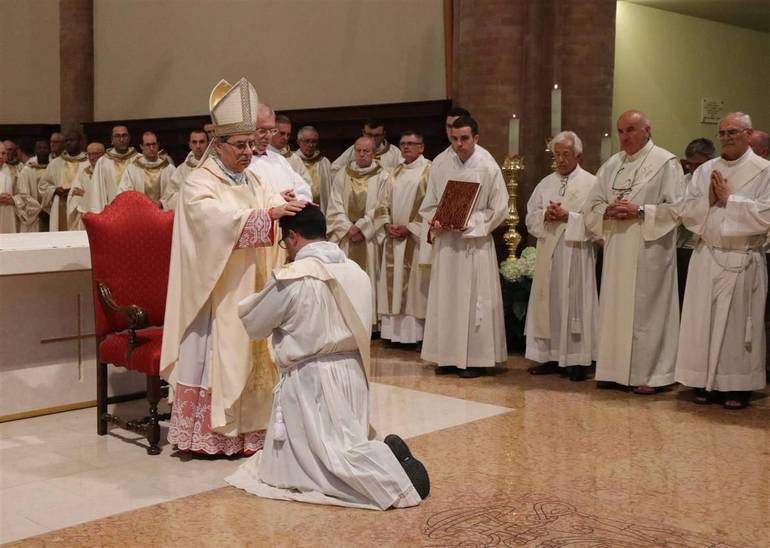 Il vescovo Douglas impone le mani al neo sacerdote Michele Galassi. Foto Pier Giorgio Marini