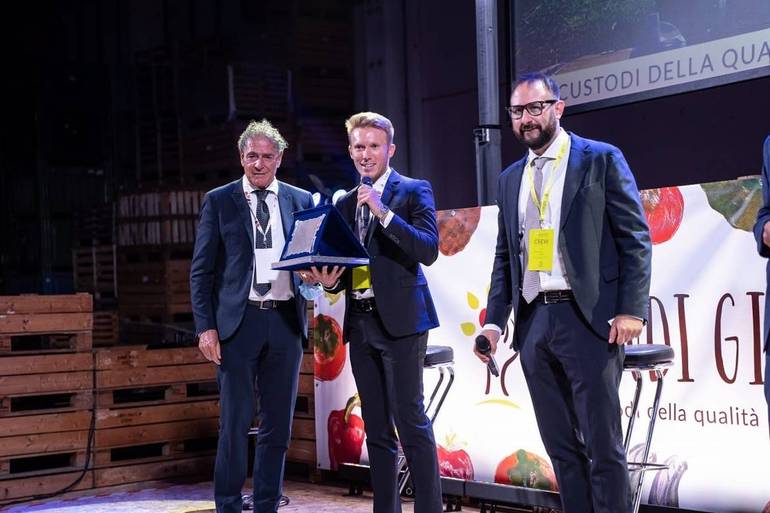 Nella foto il presidente Confcommercio Augusto Patrignani, il socio titolare della 'Biondi Giulio' Gianluca Biondi e il direttore Matteo Evangelisti.