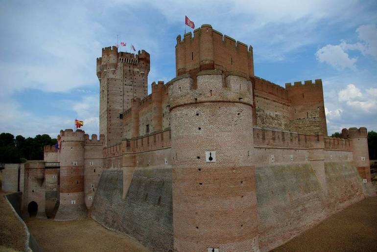 L&#39;imponente castello della Mota di Medina del Campo (Castiglia), dalla cui torre, calandosi con una corda, Cesare fuggì, dopo due anni di prigionia, il 25 ottobre 1506