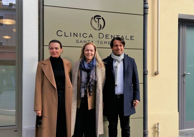 Da sinistra: Monica Poletti (designer) e i coniusgi Monica Pezzi (direttrice amministrativa) e Fabio Fusconi (odontoiatra)