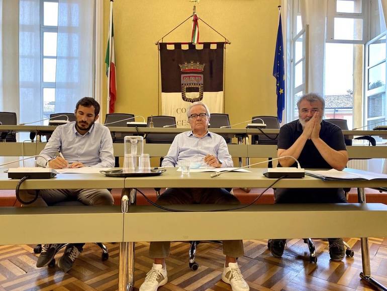 Nella fotografia, il sindaco Enzo Lattuca, il direttore del Corelli Paolo Chiavacci e il presidente del Conservatorio "Maderna" Guido Pedrelli 