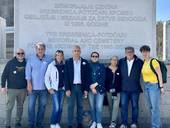La foto ricordo davanti al memoriale del genocidio di Srebrenica
