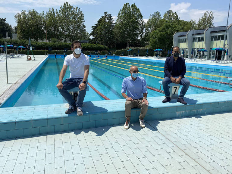 Sindaco Enzo Lattuca, direttore della piscina Massimiliano Benedetti e assessore allo sport Christian Castorri