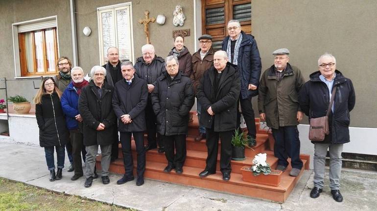 Foto di gruppo davanti alla casa di via Costa 108, a Cesena