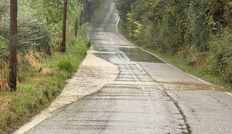 Con le piogge, tanta acqua in strada e nei campi, lungo via Garampa