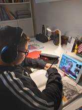 Uno studente del Sacro Cuore segue le lezioni da casa via tablet