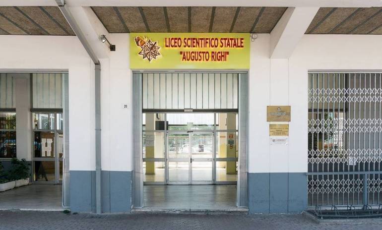 Nella foto, la sede principale del liceo Scientifico "Augusto Righi" di Cesena