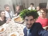 Matteo Burzacchi appena dichiarato dottore in Giurisprudenza festeggia con tutta la famiglia