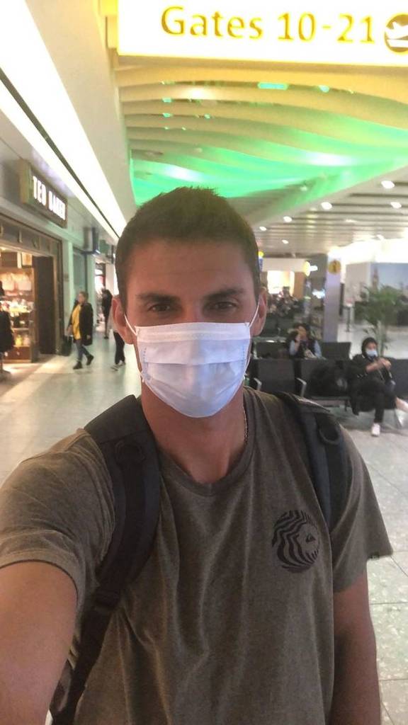 Enrico Rossi in aeroporto con la mascherina
