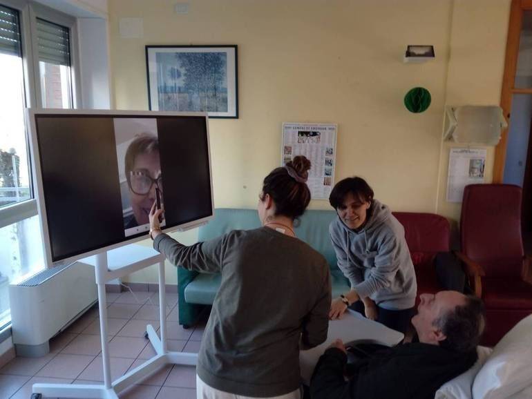 Alla casa di riposo "Fondazione don Baronio" si fa un collegamento video par un saluto ai parenti