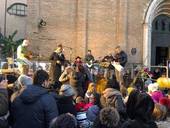 Nella foto d'archivio Stefano Del Testa con Cristina Piraccini e la Cd.. vertiamo band in piazza Giovanni Paolo II