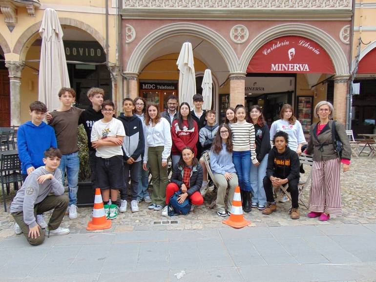 Nella foto gli studenti che hanno adottato le pietre collocate in piazza del Popolo insieme al Dirigente Donato Tinelli e alla Dirigente comunale del Settore Biblioteca Malatestiana e Cultura Elisabetta Bovero  