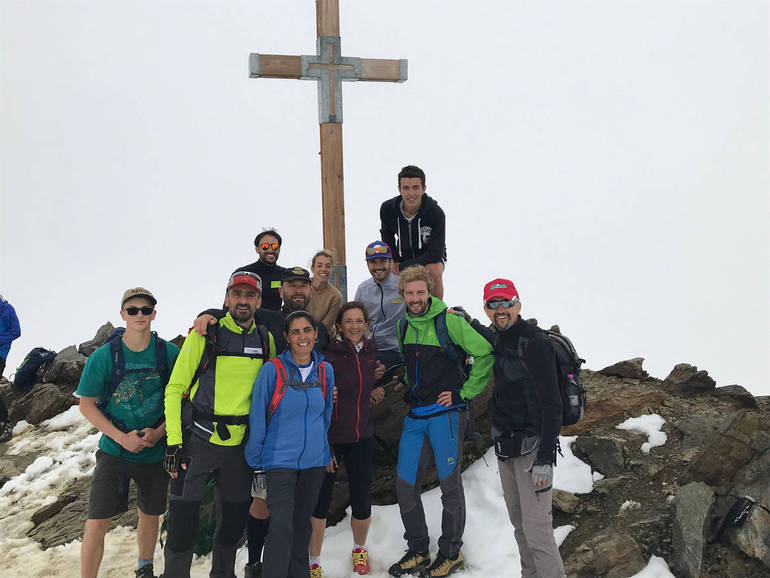 Il gruppo dei cesenati con lo scrittore Alessandro D'Avenia, in cima al Vioz (metri 3.645) sabato scorso 20 luglio