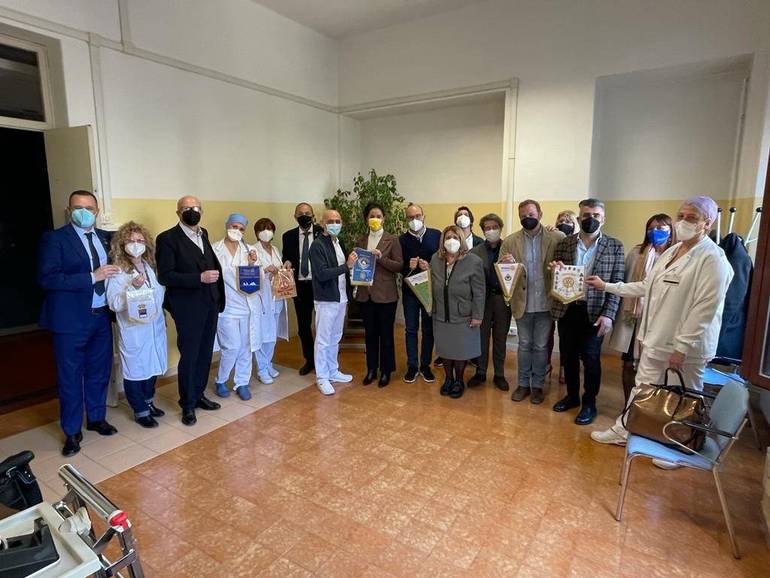 presidenti dei Rotary Area Romagna alla consegna dell'ecografo presso il Morgagni Pierantoni di Forlì