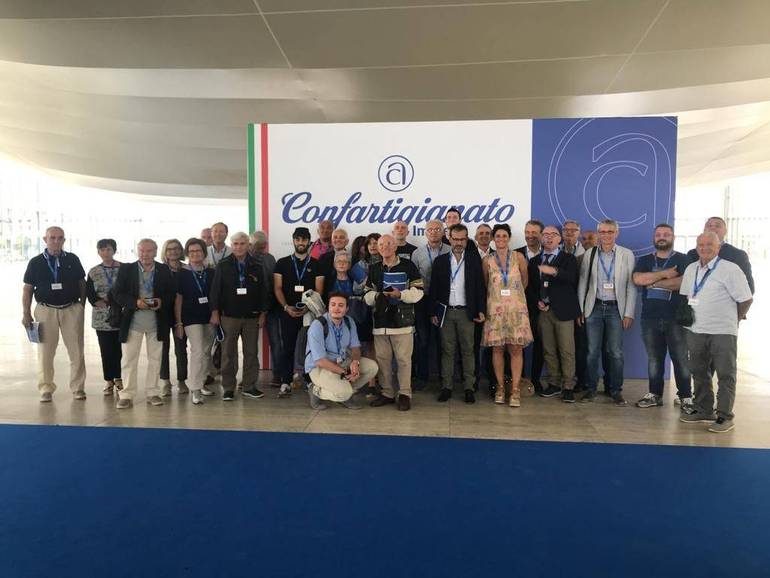 Il gruppo di Confartigianato Cesena che ha partecipato all’Assemblea nazionale Confartigianato 2019, con il Gruppo di Presidenza e il segretario Stefano Bernacci.