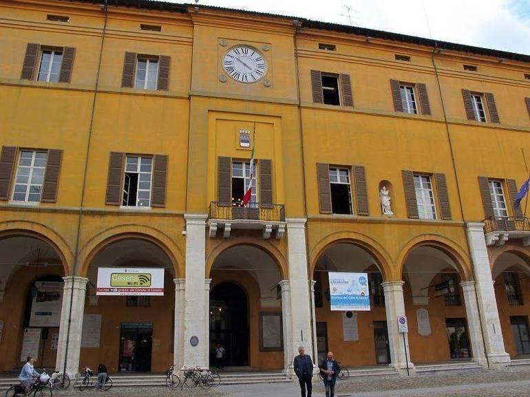 Nella foto d'archivio, il palazzo comunale di Cesena