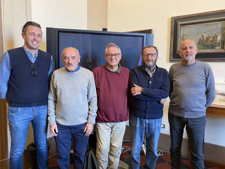 Membri dell’associazione “Te ad chi sit é fiol?” fra Paolo Zanfini (direttore Malatestiana) e Carlo Verona (assessore)