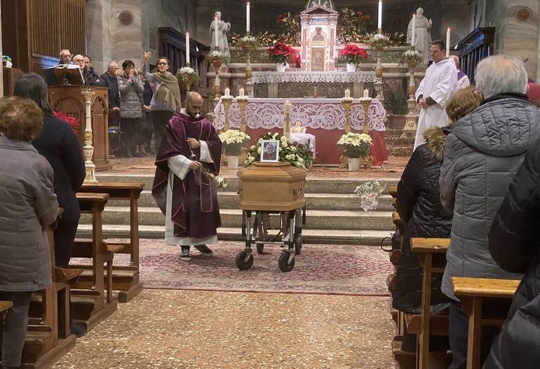 Nella foto, il parroco dell'Osservanza don Fabrizio Ricci benedice la salma di Maria Grazia Coceani