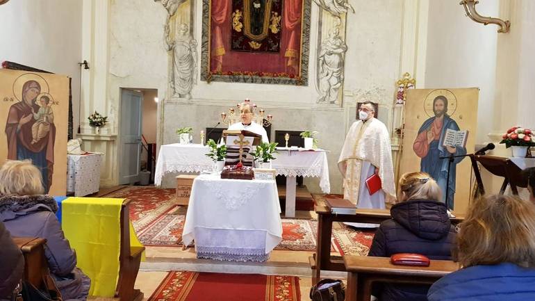 Don Vasyl concelebrata con il vescovo Douglas durante la divina liturgia di rito bizantino di questa mattina nella chiesa di sant'Anna. Foto Pier Giorgio Marini 