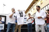 Morrone regala la maglia bianconera a Salvini - Foto Sandra e Urbano