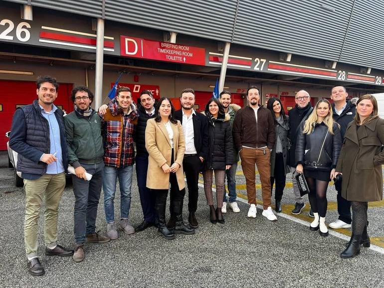 Nella foto il gruppo dei giovani imprenditori cesenati soci di Confartigianato che ha partecipato all'iniziativa con i due vincitori Luca La Duca e Francesco Savadori e il coordinatore Gabriele Savoia.